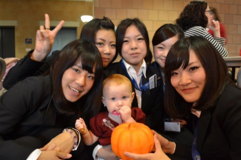 3 向こうの看護学生さんとその子どもさんを交えてピザ パーティをしました。