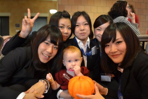 向こうの看護学生さんとその子どもさんを交えてピザ パーティをしました。